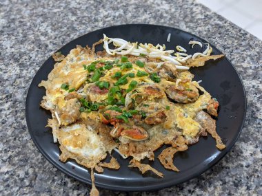 Tabakta yumurta ve kızarmış midye.