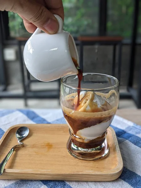 Affogato Ist Ein Italienisches Dessert Aus Vanilleeis Mit Heißem Espressokaffee — Stockfoto