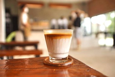 Kahve dükkanında kirli kahve.