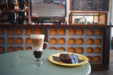 Hindistan cevizi kumu bir kafede espresso ilave eder.