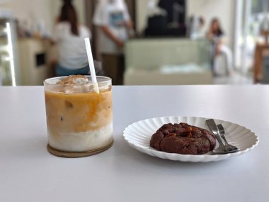 Kahve dükkanında buzlu kahve tarifi.