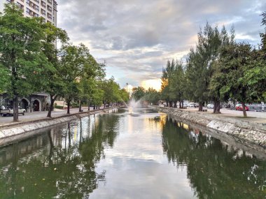 Kanal ve yaşlı ağaçlar Chiangmai, Tayland 'da
