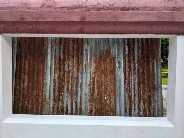 道路脇のセメントの壁と亜鉛 — ストック写真