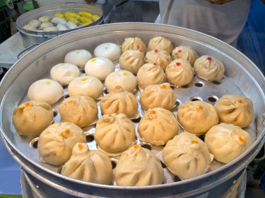 Yolun kenarında buğulanmış çörek dükkanı var..