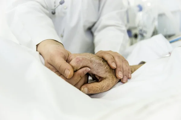 Mitfühlende Hände der Krankenschwester — Stockfoto