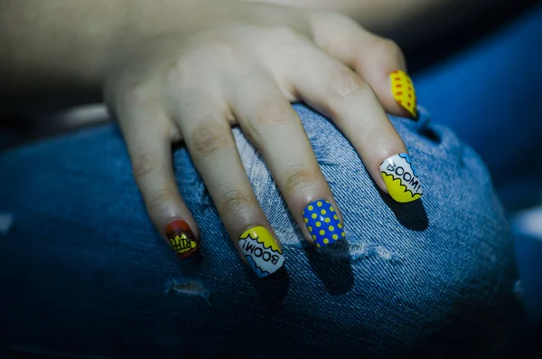 Farklı renkli cilalar çivi