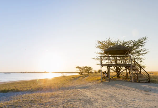 在日落海滩小屋的朋友 — 图库照片