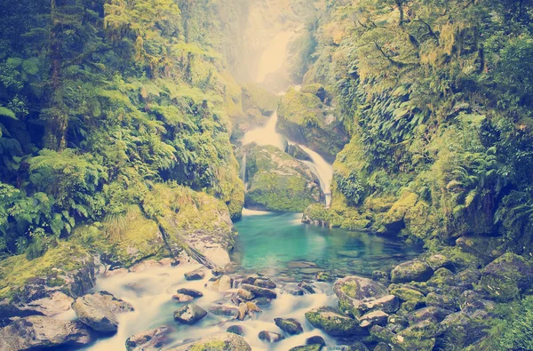 Erstaunlicher Wasserfall — Stockfoto