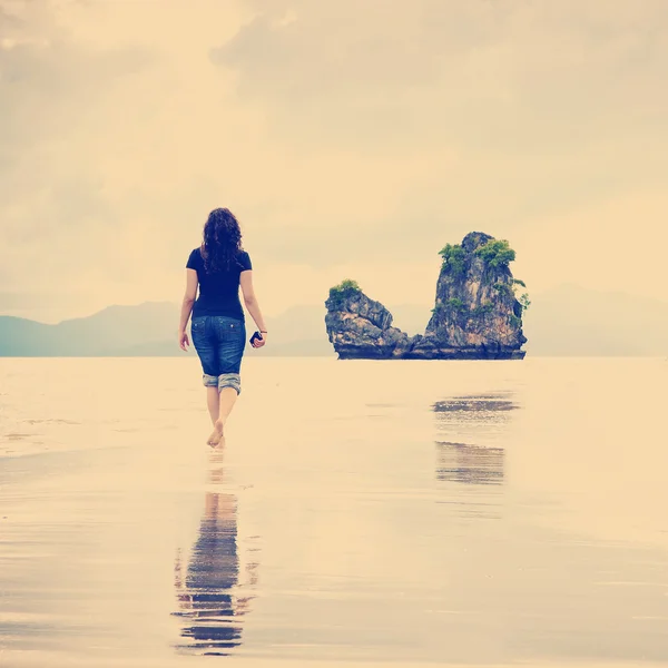 Strand wandelen — Stockfoto