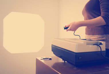 Retro slayt projektörü kadın