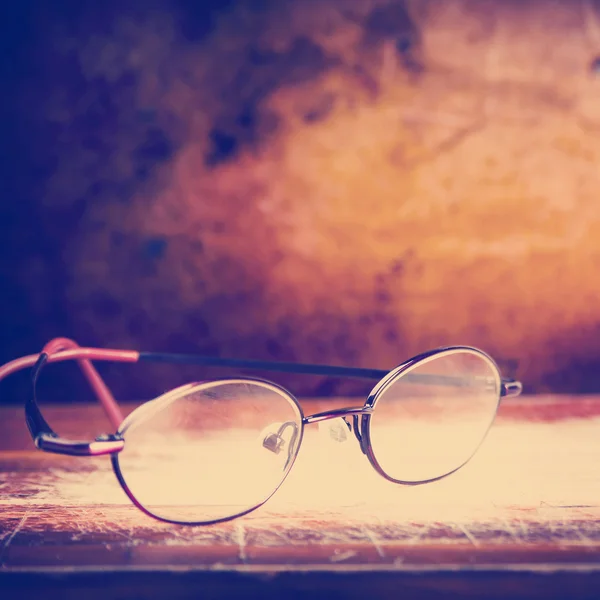 Alte Brille auf dem Schreibtisch — Stockfoto