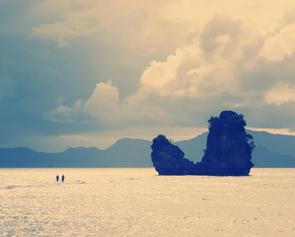 Silhouetted Άνθρωποι Φαινομενικά Περπάτημα Στο Νερό Οδηγεί Ένα Νησί — Φωτογραφία Αρχείου