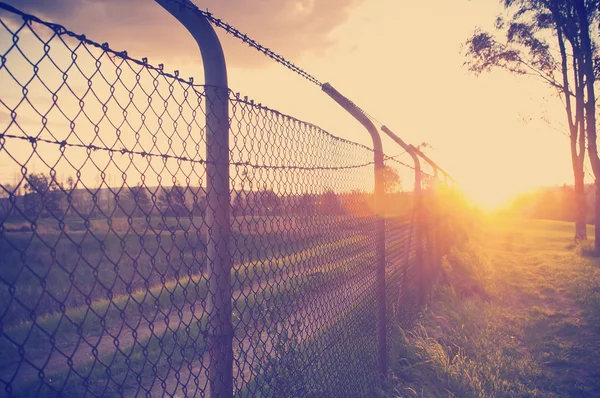 Alter Maschendrahtzaun Dem Die Sonne Entlang Strömt — Stockfoto