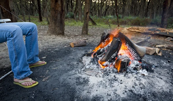 Opwarming van de aarde voeten door kampvuur — Stockfoto