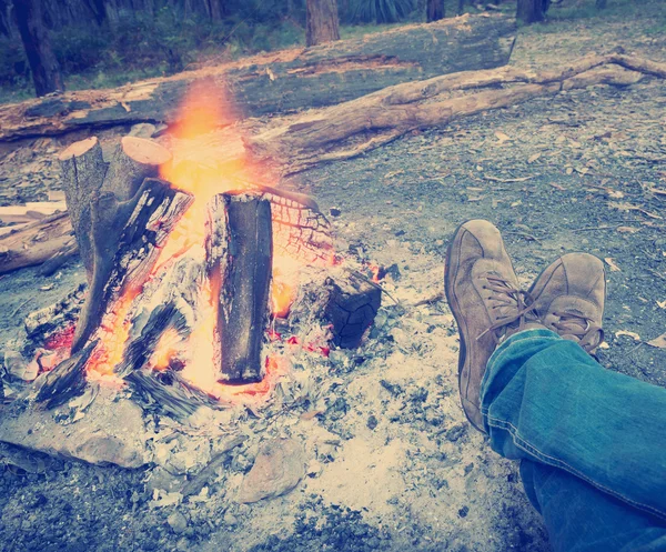 Kamp ateşi Instagram stili tarafından ısınma Feet — Stok fotoğraf