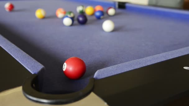 Pool spelen op pooltafel — Stockvideo