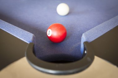 Havuz Bilardo masasında oynarken