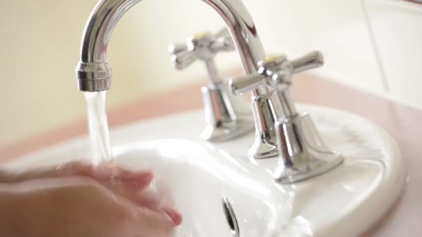 Женщина моется с мылом и водой — стоковое видео