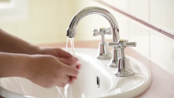 Lavare le mani in acqua corrente con sapone — Video Stock