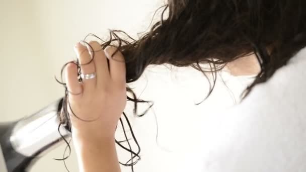 Femme utilisant sèche-cheveux — Video