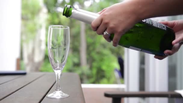 Şampanya dökme — Stok video