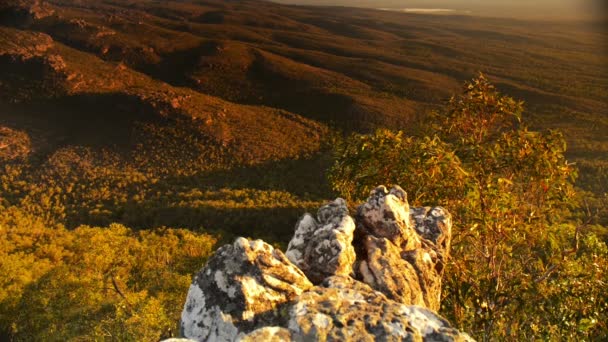 Puesta de sol Montañas inclinadas hacia arriba — Vídeo de stock