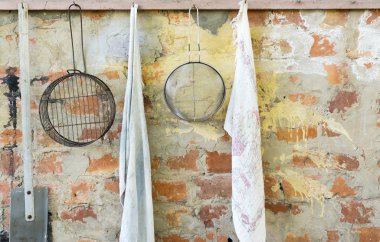 Rustik Avrupa kırmızı tuğla duvar ile mutfak aletleri üzerinde asılı esin kaynağı oldu.