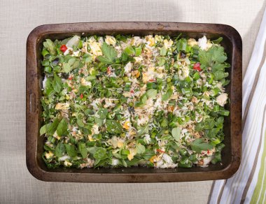 taze yaz kızarmış pilav ile taze soğan, yumurta, tavuk ve Bahçe otlar