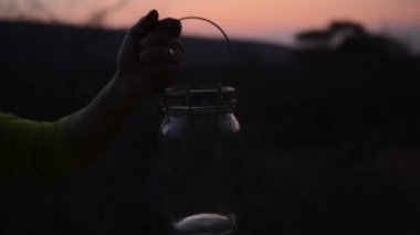 Gece karanlığında bir lamba aydınlatma