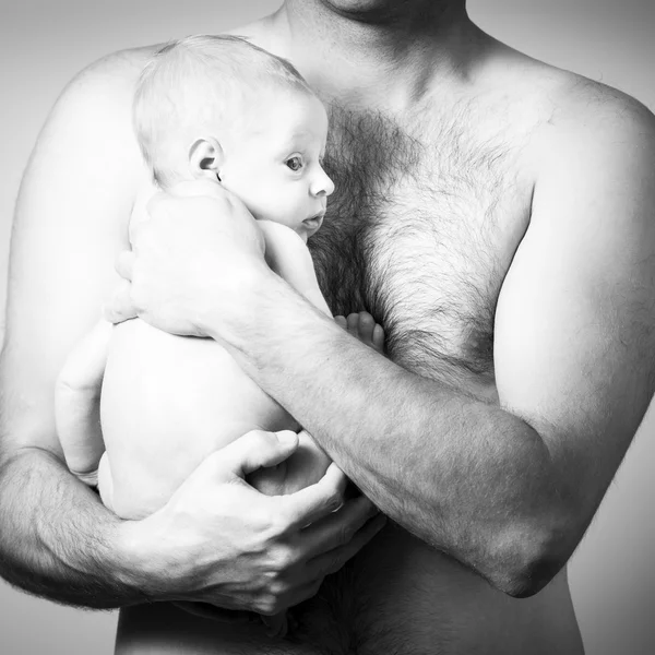 爸爸抱着刚出生的婴儿黑色和白色 — 图库照片