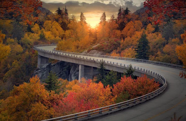 Bochtige herfst weg — Stockfoto