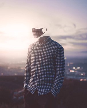 Dışarıda maske takmış bir adam var ve tamamen görünmez.