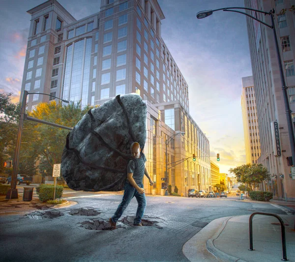 Hombre Lucha Por Cruzar Calle Con Una Pesada Piedra Que — Foto de Stock