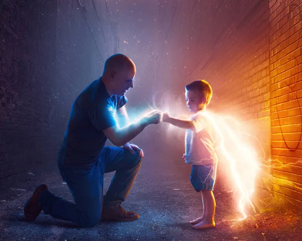 Ojciec Spędza Czas Swoim Dzieckiem Udając Superbohatera — Zdjęcie stockowe