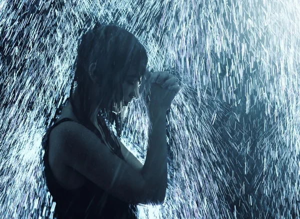 Rezando na chuva — Fotografia de Stock