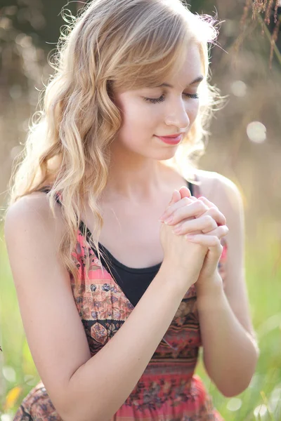 Woman praying outside — Stock Photo, Image