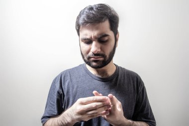 Parmaklarına güvenen anlamlı bir adam.