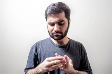 Parmaklarına güvenen anlamlı bir adam.