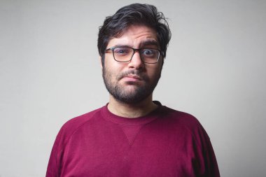 Tuhaf endişeli ifadeleri olan bir adam.