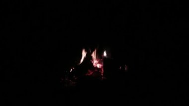 Karanlıkta yakmak için şenlik ateşi