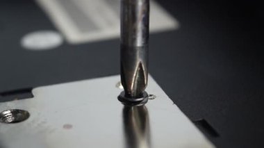 tornavida vidayı söker, kapatır