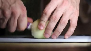 Soğanı seramik bıçakla doğra, yakın plan.