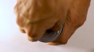 Eller şeftalili konserve yiyeceği açar.