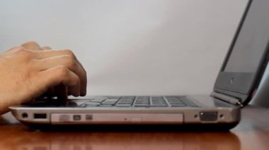 Elle dokunmatik dizüstü bilgisayarı kontrol eder
