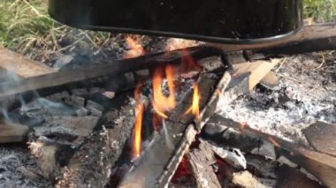 Kazan, bir şenlik ateşinde ısıtılır.