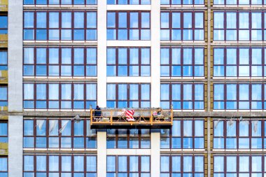 İnşaattaki inşaatçı bir binada çalışıyor.