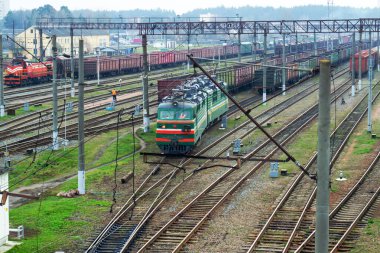 Lokomotif raylar boyunca hareket eder, üst görünüm