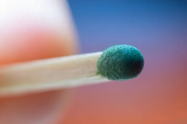 Yeşil sülfürlü bir kibrit çöpünün makro fotoğrafı.