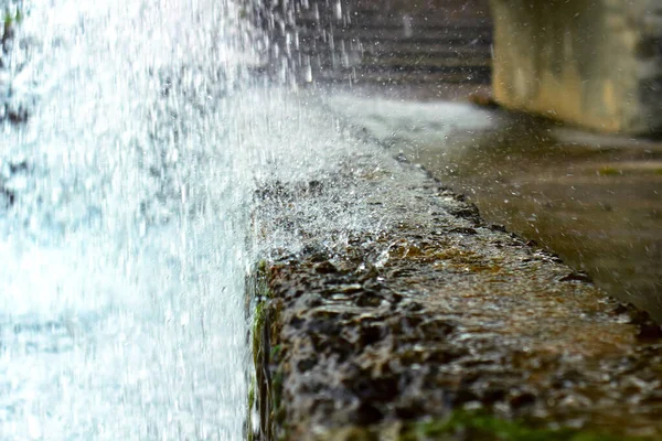 Éclaboussures Eau Sur Une Clôture Fond Flou — Photo