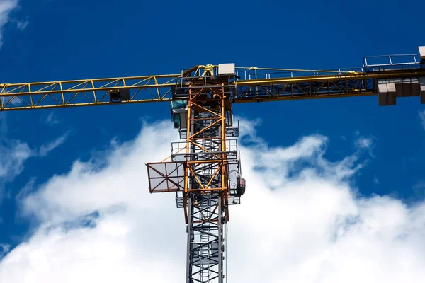 Crane, bulutlu gökyüzü arkaplanı